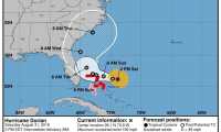 MIA04. MIAMI (FL, EEUU), 31/08/2019.- Fotografía cedida este sábado por el Centro Nacional de Huracanes (NHC) donde se muestra el pronóstico de 5 días del paso del huracán Dorian por el atlántico rumbo a las costas de la Florida (EE.UU.). La trayectoria prevista para el poderoso huracán Dorian, que mantiene la categoría 4 con sus vientos máximos sostenidos de 150 millas por hora (240 km/h), se ha desviado hacia el este y podría no llegar a impactar directamente en Florida para recorrer, eso sí, toda la costa sureste de EE.UU. EFE/NHC/SOLO USO EDITORIAL/NO VENTAS