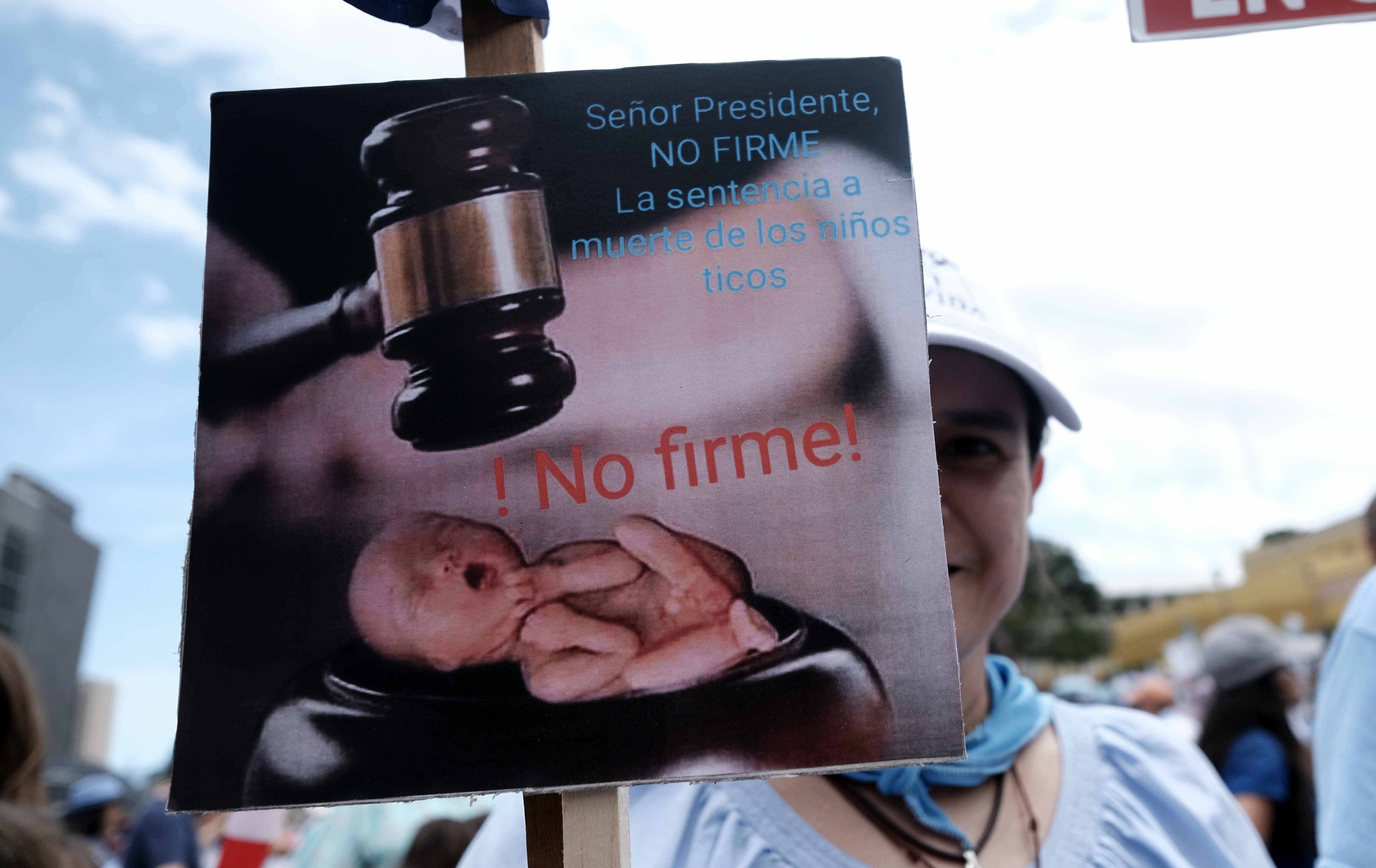 Varias personas alrededor del mundo protestan en contra del aborto. (Foto Prensa Libre: EFE)