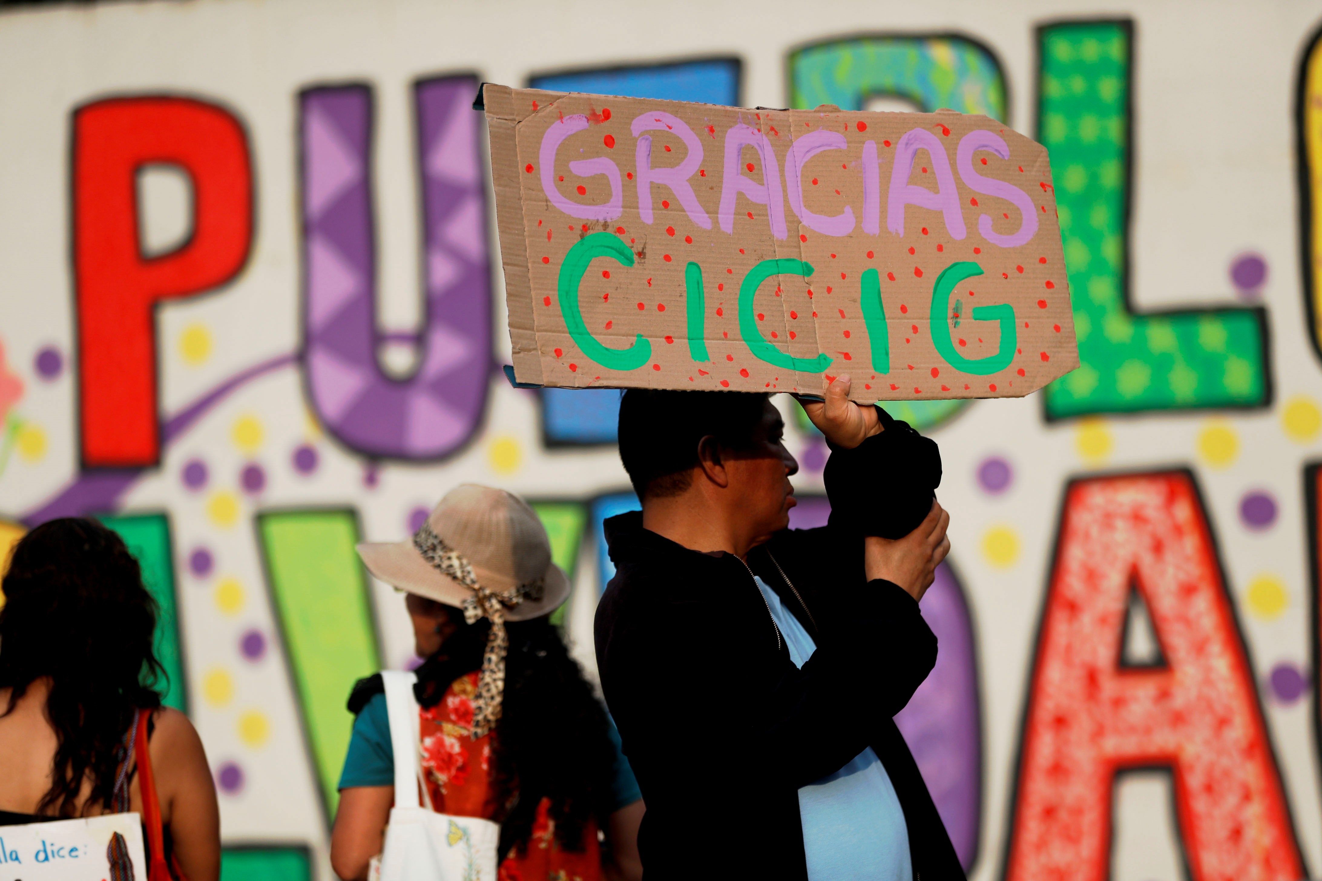 Un grupo de ciudadanos participó en una actividad donde se agradeció la labor de la Cicig. (Foto Prensa Libre: EFE)