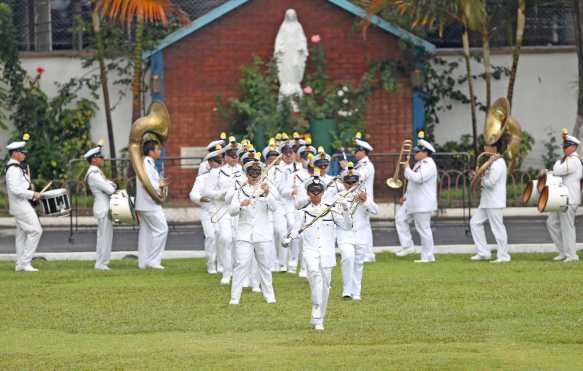 La Banda Marial del San Sebastián ingresa al campo para hacer gala de su presentación. Foto Prensa Libre: Óscar Rivas