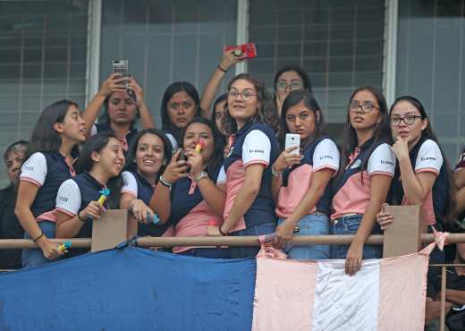 La ex comandante (última a la derecha) animó a la escuadra de las maestras de párvulos junto a varias ex alumnas. Foto Prensa Libre: Óscar Rivas 