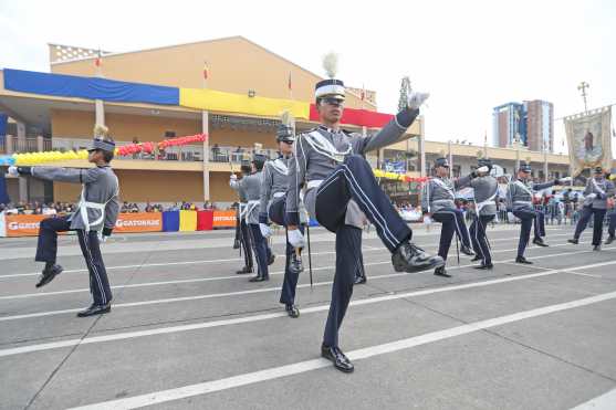 Los gastadores del Colegio San Pablo lucen sus espadines mientras realizan las maniobras. Foto Prensa Libre: Óscar Rivas