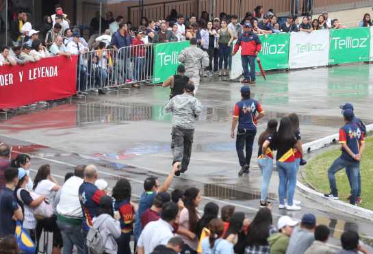 Muchas personas agradecieron a la seguridad del evento por su pronta intervención en diferentes ocasiones. Foto Prensa Libre:  Óscar Rivas 