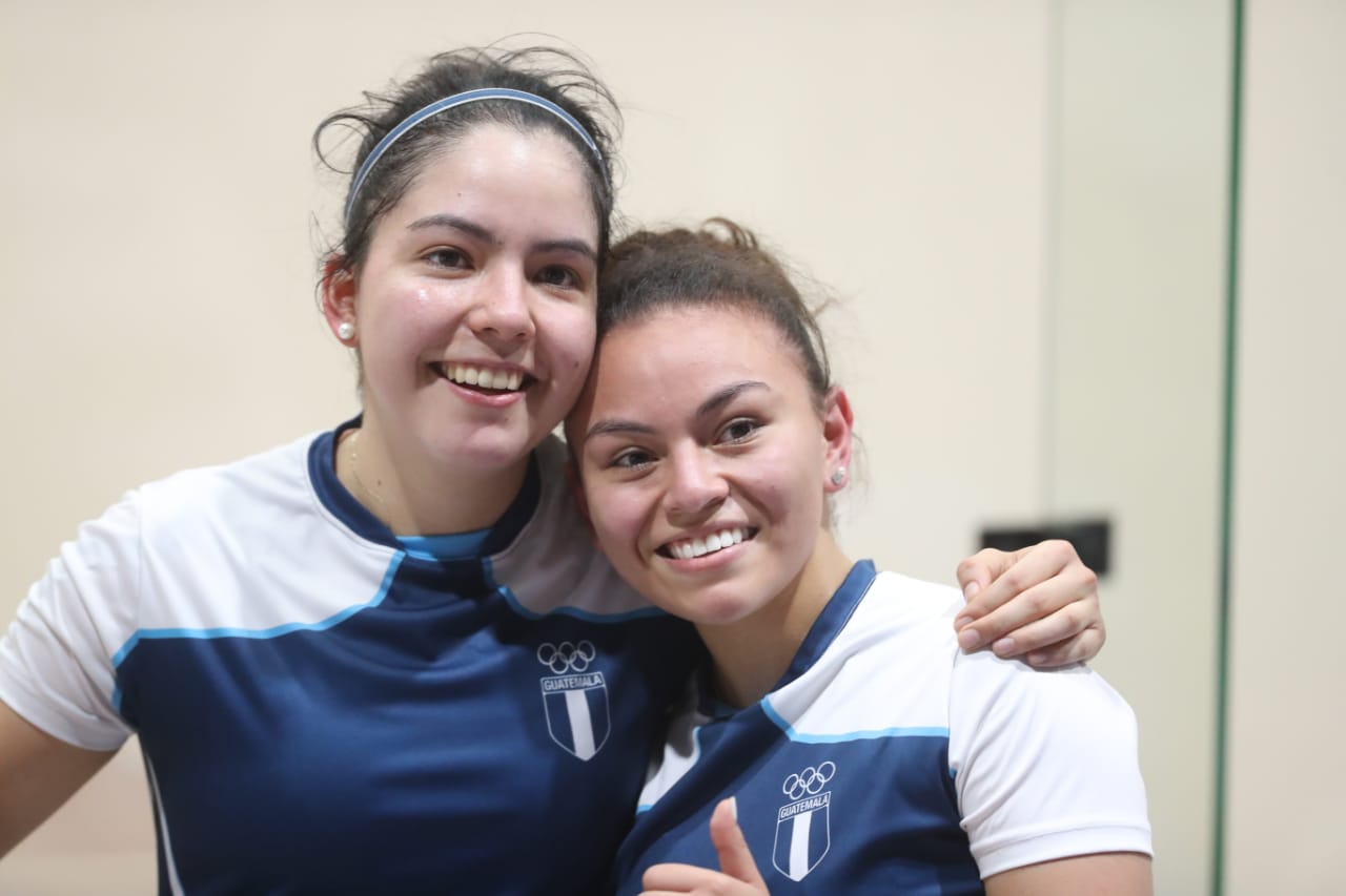 Ana Gabriela y María Renée celebraron después de avanzar a semifinales. (Foto Prensa Libre: Carlos Vicente)