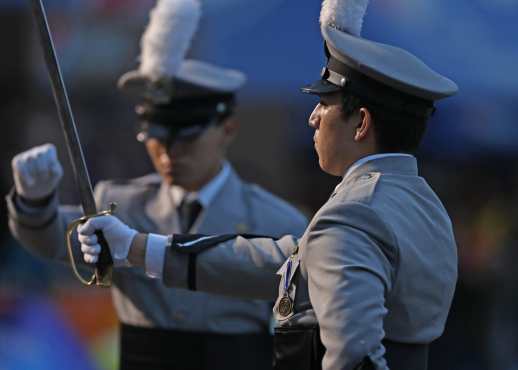 Al final del festival las personas presentes aplaudieron y felicitaron a los alumnos de La Preparatoria por su presentación. Foto Prensa Libre: Óscar Rivas