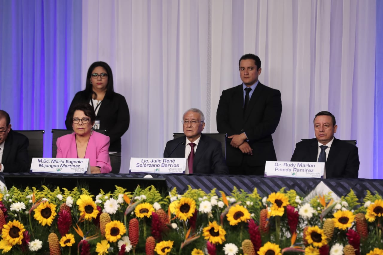 Los magistrados del TSE en su última conferencia previó a la segunda vuelta presidencial. (Foto Prensa Libre: Juan Diego González)