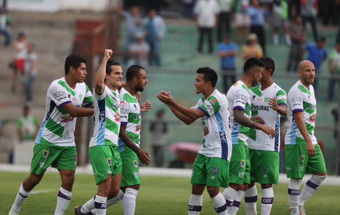 Los jugadores de Antigua GFC celebran el triunfo frente a Mixco. (Foto Prensa Libre: Carlos Vicente)
