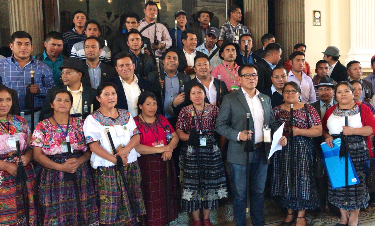 La Junta Directiva de los 48 Cantones de Totonicapán acudieron al Congreso para fijar su postura por el acuerdo migratorio firmado con EE. UU. (Foto Prensa Libre: Antonio Castro)