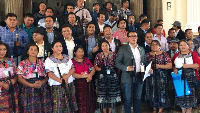 La Junta Directiva de los 48 Cantones de Totonicapán acudieron al Congreso para fijar su postura por el acuerdo migratorio firmado con EE. UU. (Foto Prensa Libre: Antonio Castro)