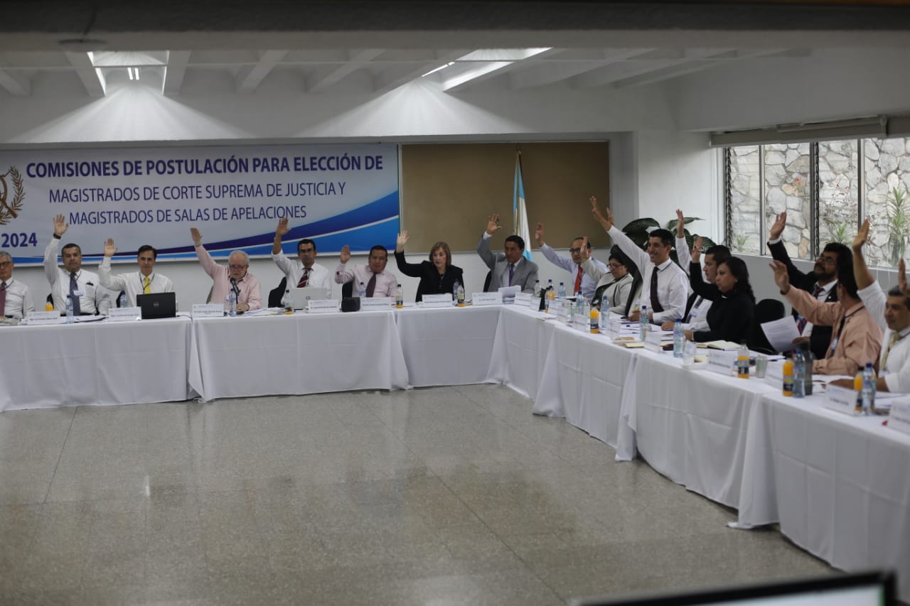 Los comisionados de la postuladora de CSJ durante la sesión en la que aprobaron el perfil del candidato. (Foto Prensa Libre: Érick Ávila)