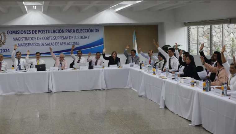 Los comisionados de la postuladora de CSJ durante la sesión en la que aprobaron el perfil del candidato. (Foto Prensa Libre: Érick Ávila)