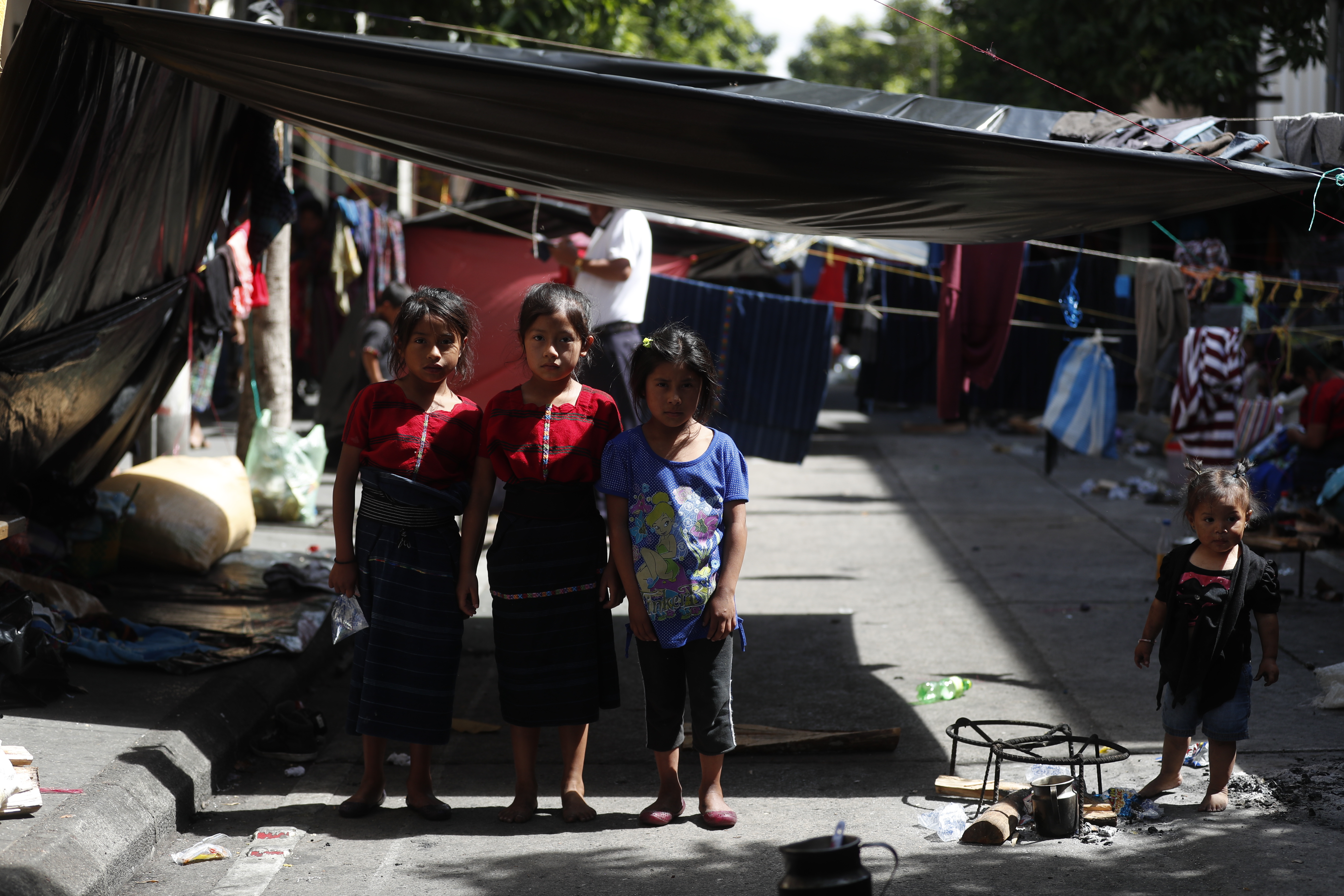 Campesinos de Cajolá permanecen frente a La Casa Presidencial. Fotografía Prensa Libre: Esbin Garcia