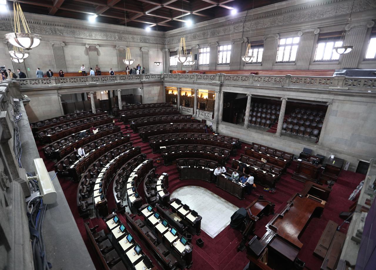 Los trabajos en el hemiciclo parlamentario continúan y se espera que finalicen durante esta semana. (Foto Prensa Libre: Carlos Hernández Ovalle)