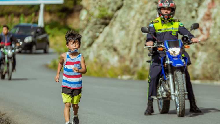 Dostin Garíca Moreno, de 6 años, participó en el Ascenso de los Cuchumatanes. (Foto Prensa Libre: cortesía Alborotando El Hormiguero)