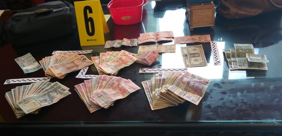 Durante el operativo Imperio se incautaron más de Q100 mil. (Foto Prensa Libre: PNC)
