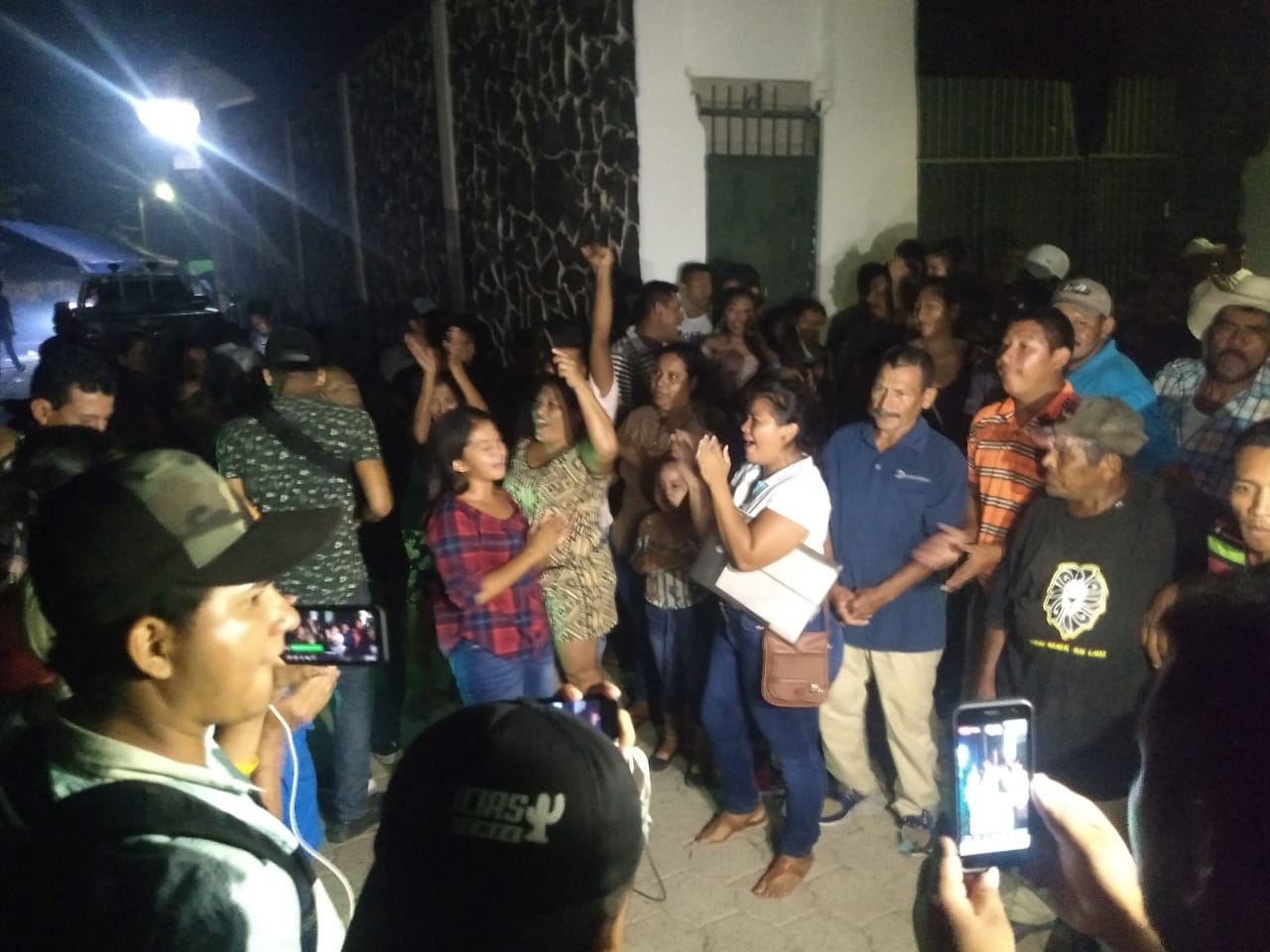 Simpatizantes de Trujillo festejan la victoria electoral. (Foto Prensa Libre: Mario Morales)