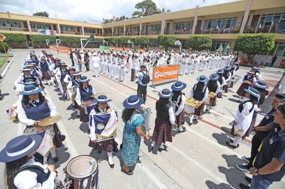Cada banda tuvo su lugar en el amplio patio del colegio. Foto Prensa Libre: Óscar Rivas
