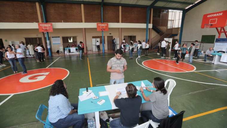 Los centros de votación han convocado a pocos ciudadanos para ejercer su derecho. (Foto Prensa Libre: Juan Diego González)