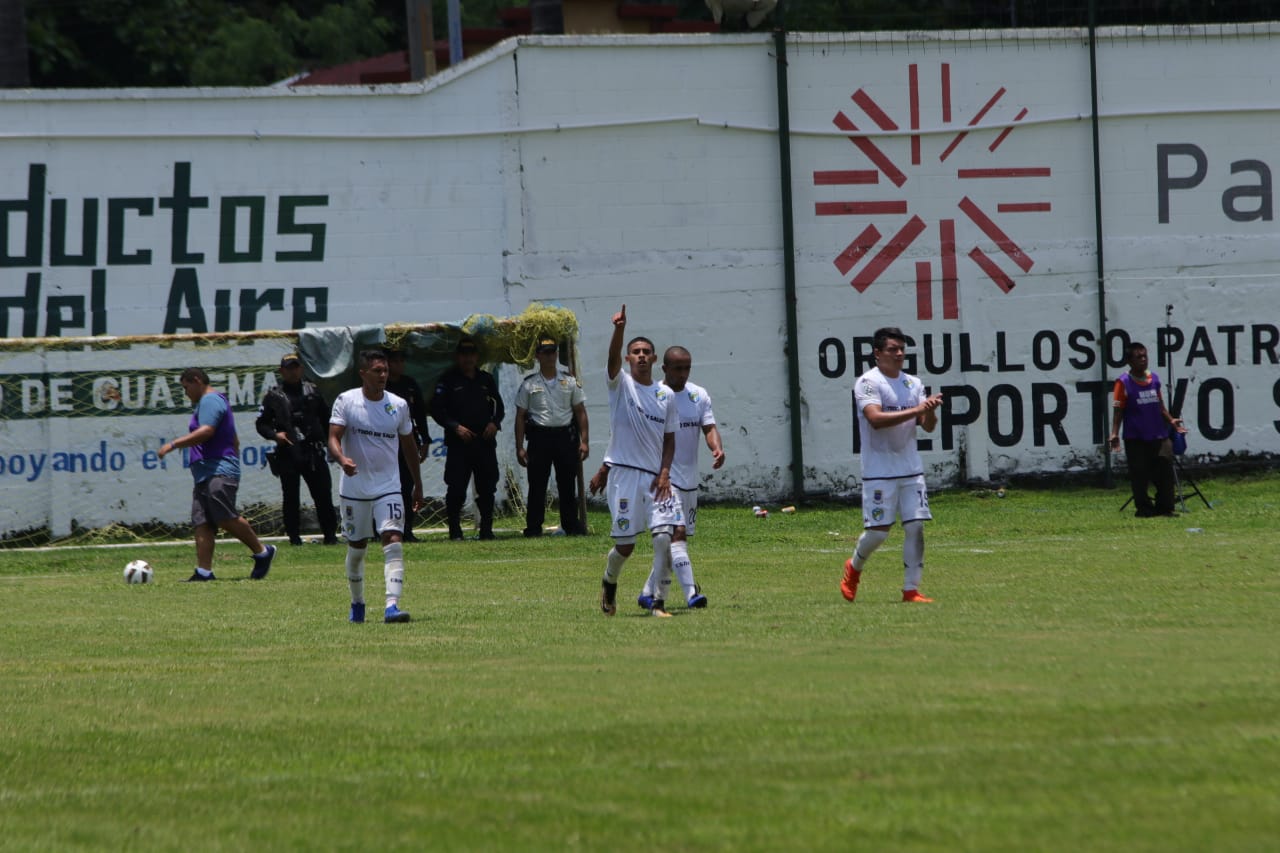 Así festejó Iván García el segundo gol de los cremas. (Foto Prensa Libre: Carlos Paredes)