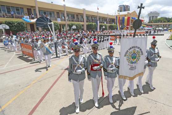 El desfile lo encabezó el colegio San José de los Infantes. Foto Prensa Libre: Óscar Rivas