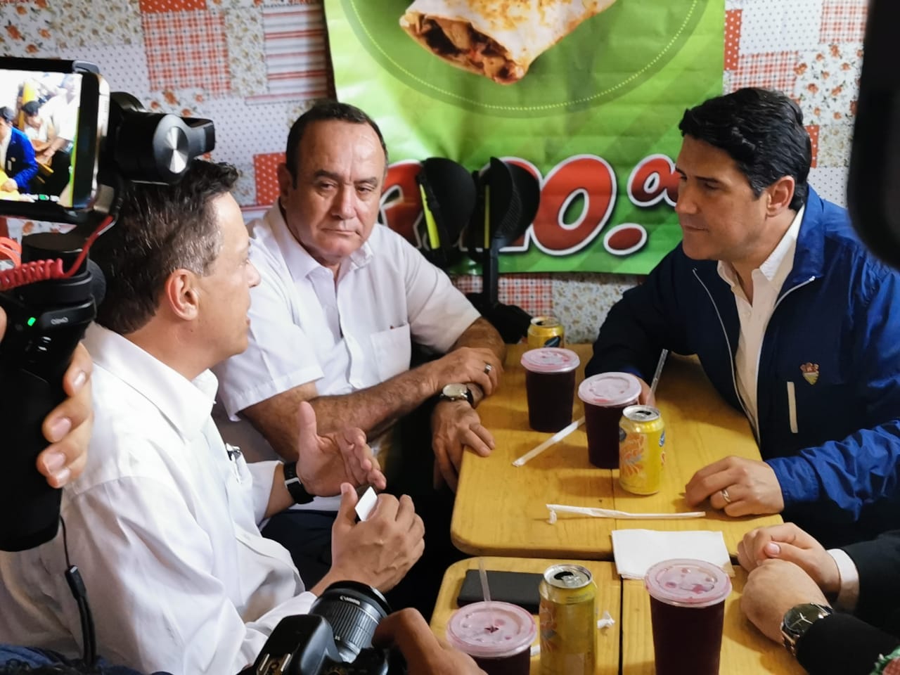 El presidente electo Alejandro Giammattei degusta de platillos típicos en la feria de Jocotenango junto al alcalde de la ciudad Ricardo Quiñónez. 