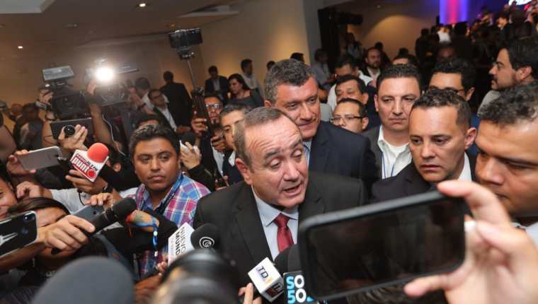 Alejandro Giammattei habla con los medios luego de haberse declarado ganador de la segunda vuelta. (Foto Prensa Libre: Erick Avila)