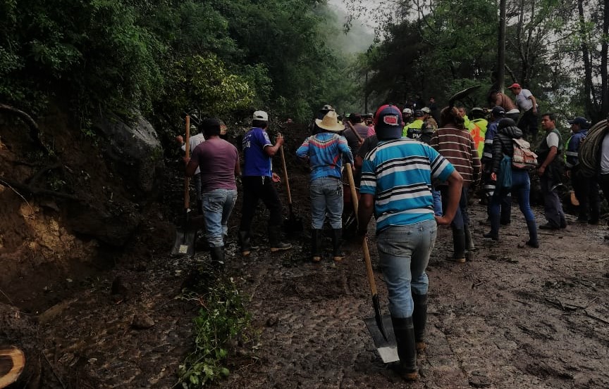 Vecinos retiran rocas que cayeron luego de un derrumbe en la ruta que conecta a San Cristóbal El Alto, en Antigua Guatemala. (Foto Prensa Libre: Cortesía) 