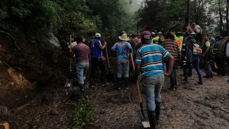 Vecinos retiran rocas que cayeron luego de un derrumbe en la ruta que conecta a San Cristóbal El Alto, en Antigua Guatemala. (Foto Prensa Libre: Cortesía) 