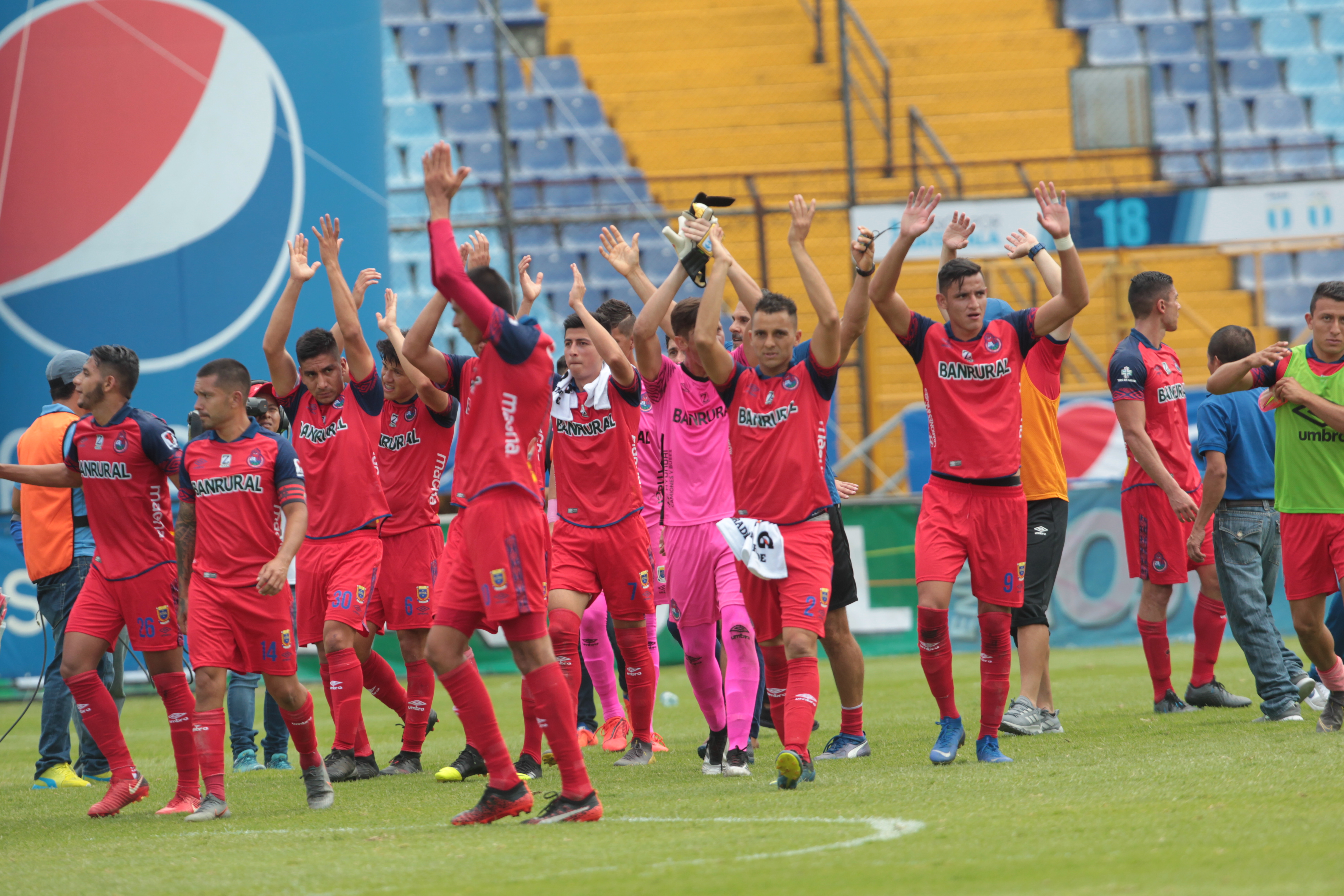 Los jugadores de Municipal agradecen el apoyo de la afición en el Clásico 307. (Foto Prensa Libre: Norvin Mendoza)
