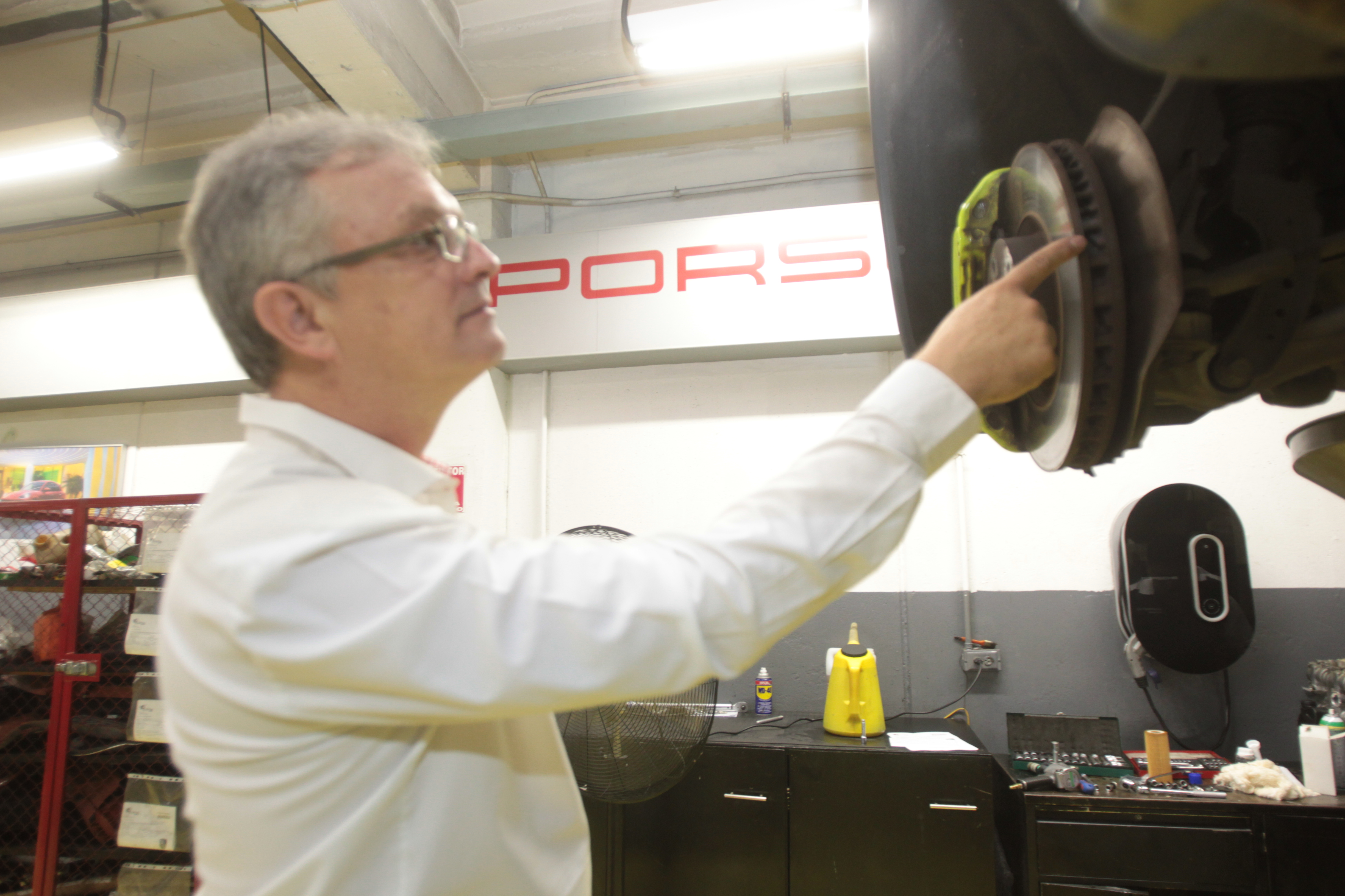 Los propietarios de un vehículo Porsche tendrán la experiencia de ser mecánico por un día. (Foto Prensa Libre: Norvin Mendoza)