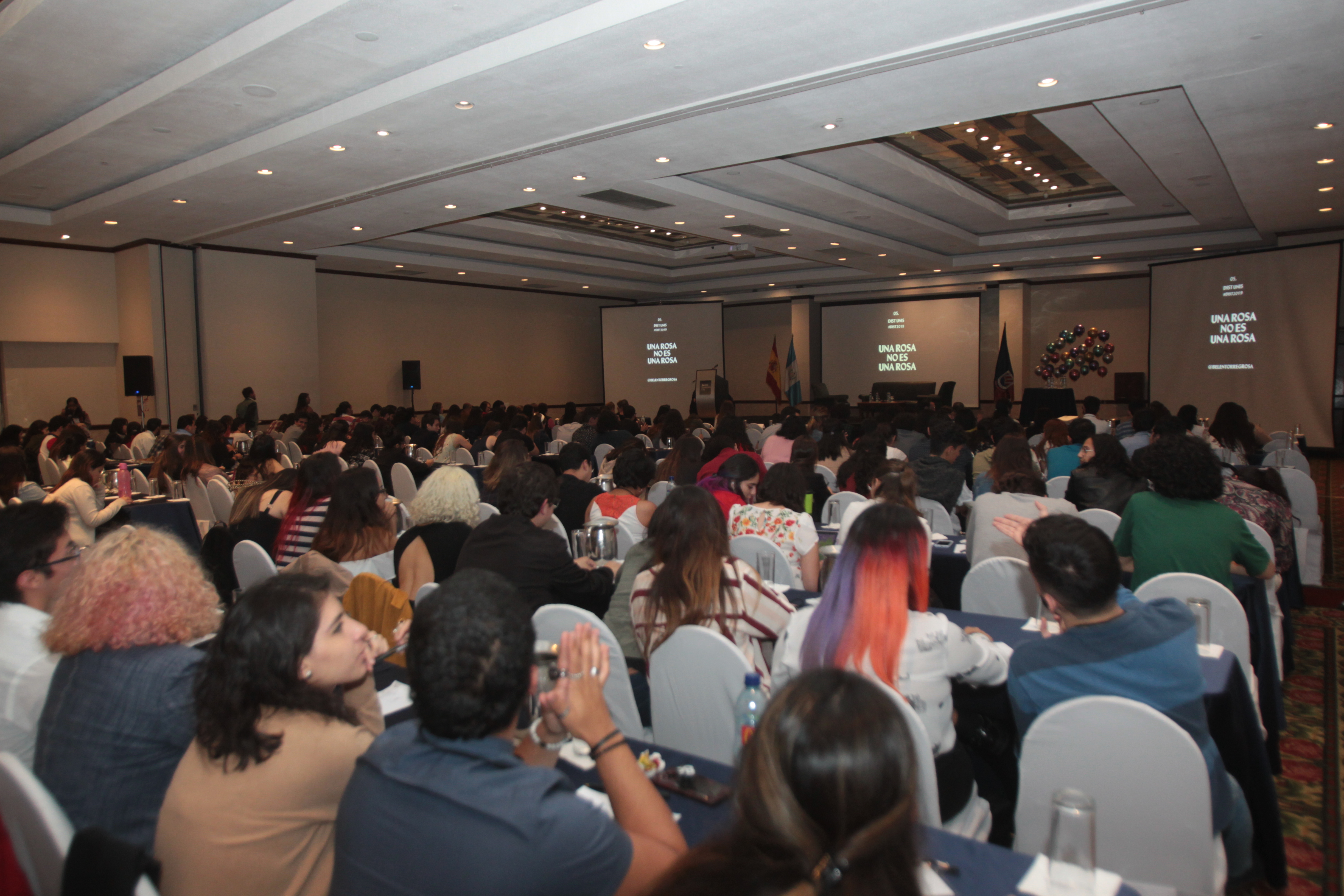 Belén Torregrosa de España abrió el encuentro académico con la charla "En los huecos sin rellenar". (Foto Prensa Libre: Norvin Mendoza)