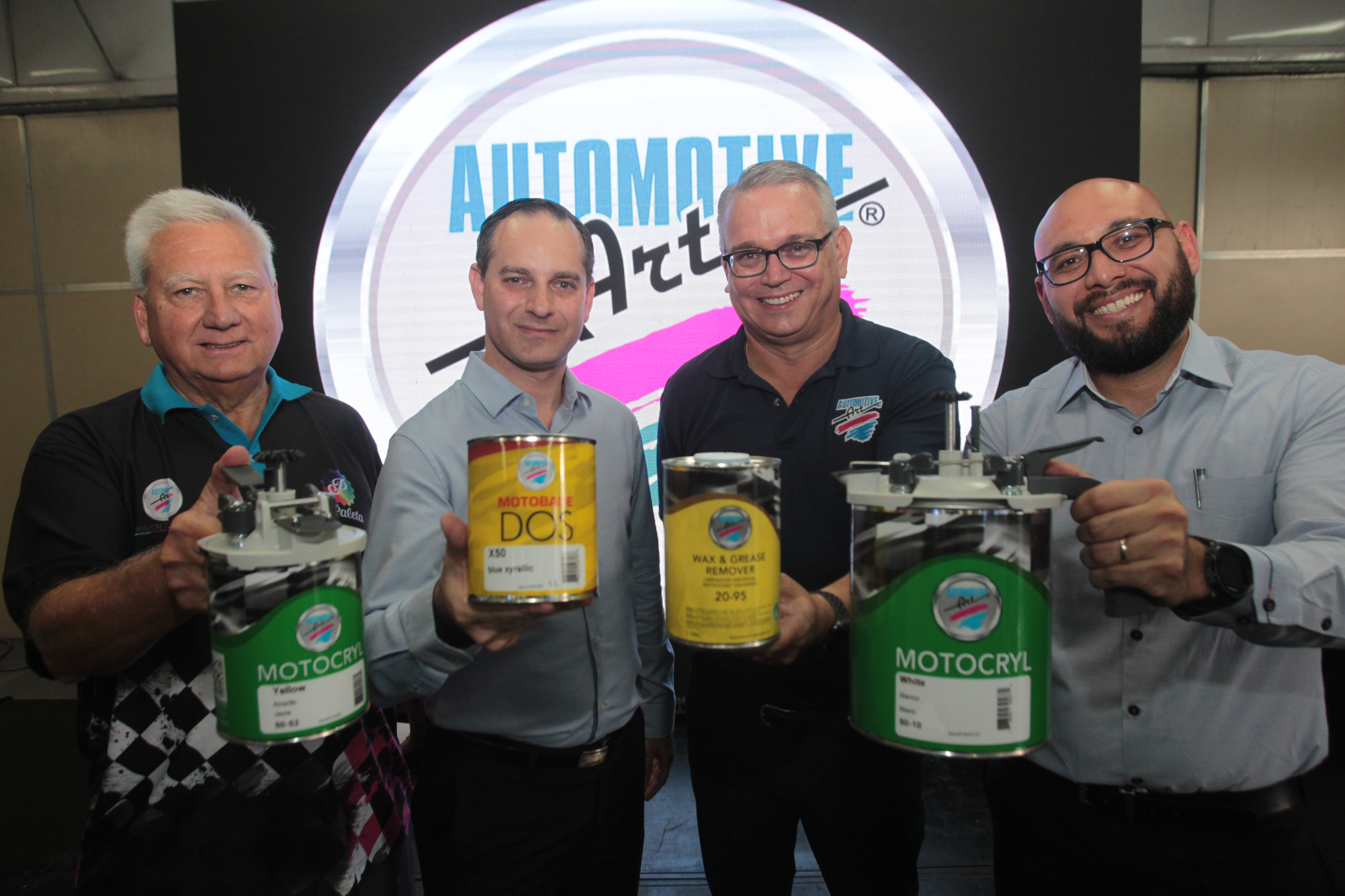 Michael Ascoli, Ariel Kol-Nescher y Axel Fuentes presentaron la nueva línea de pintura automotriz. (Foto Prensa Libre: Norvin Mendoza)