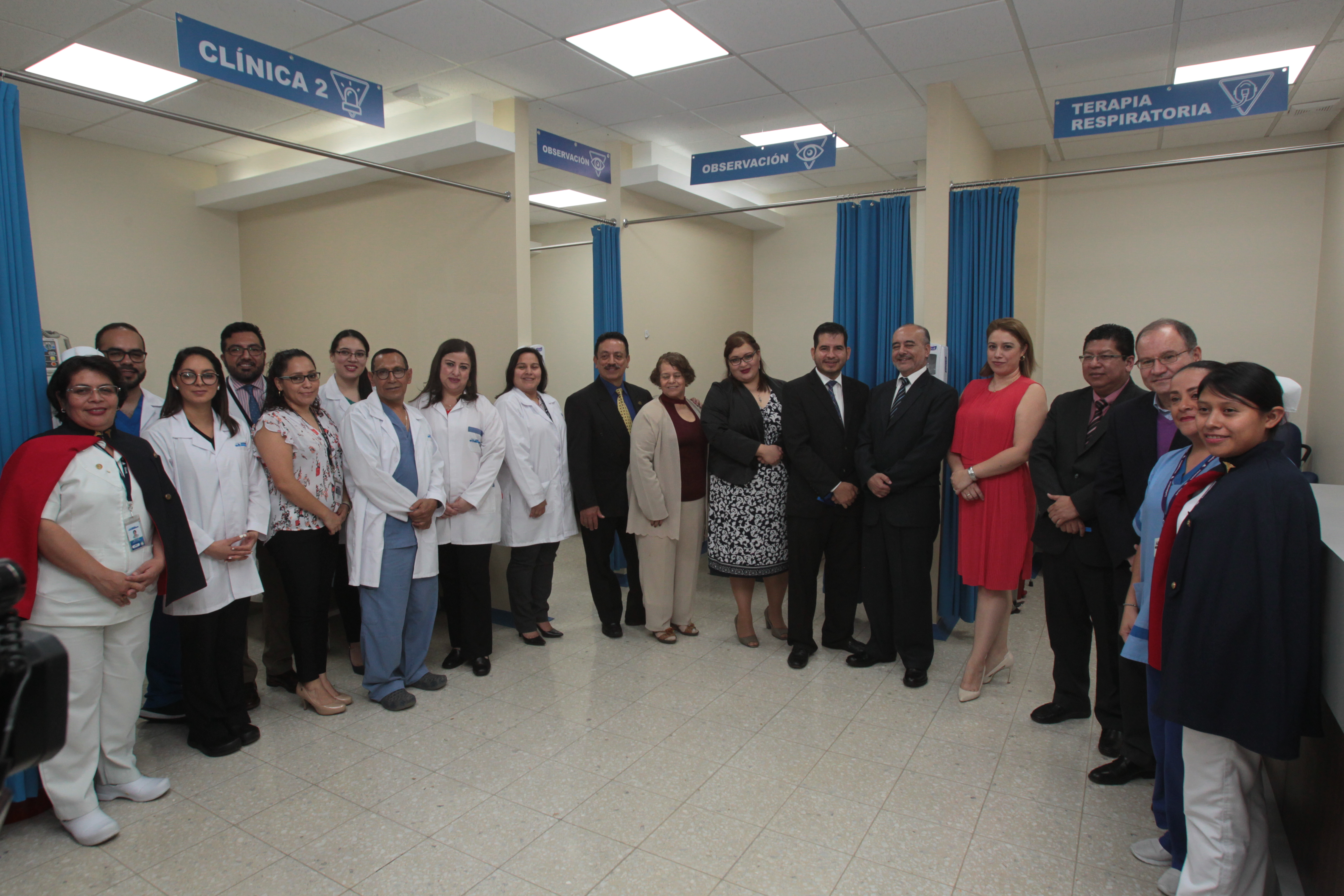 Representantes de la Junta Directiva y personal administrativo en la presentación de la nueva Sala de Urgencias. Foto Norvin Mendoza
