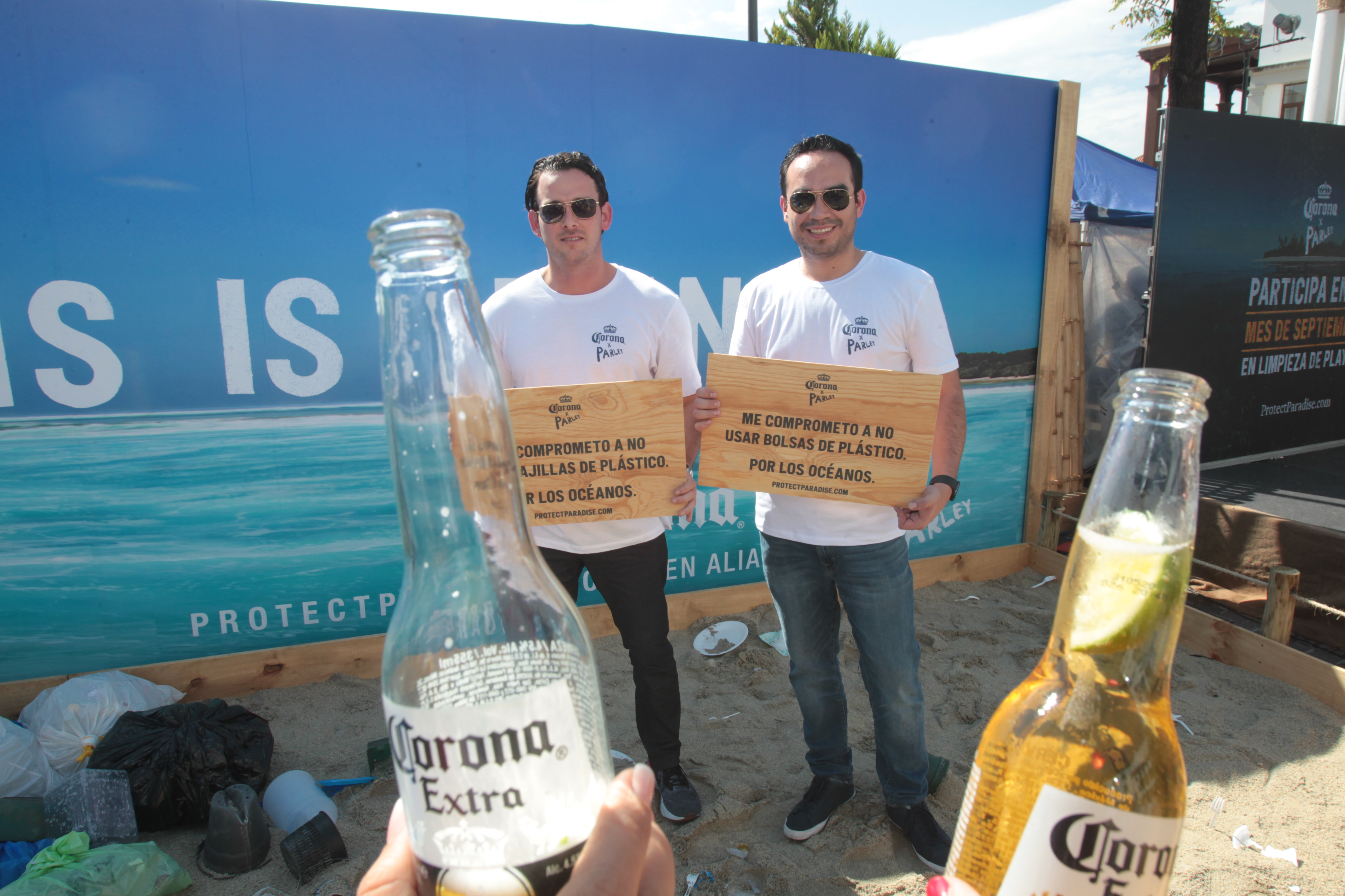 José Castejon, gerente de Experience ,y Hugo Ramírez, gerente de marca Corona para Guatemala, en la presentación de la campaña de limpieza de playas. (Foto Prensa Libre: Norvin Mendoza)