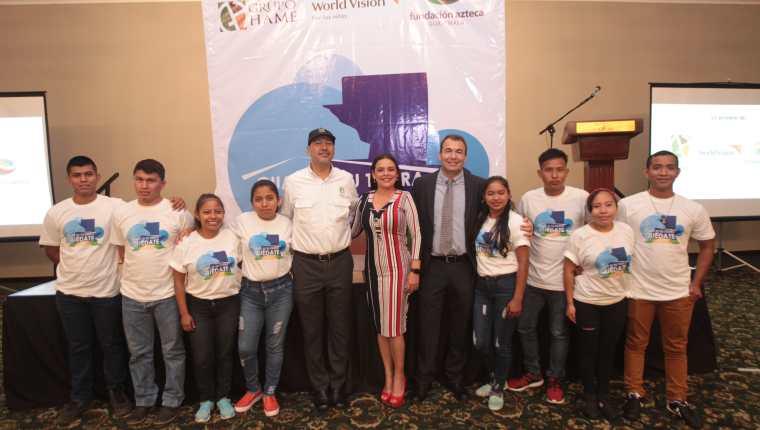 Directivos de Grupo Hame, Fundación Azteca y World Vision acompañado de jóvenes que serán becados. Foto Norvin Mendoza