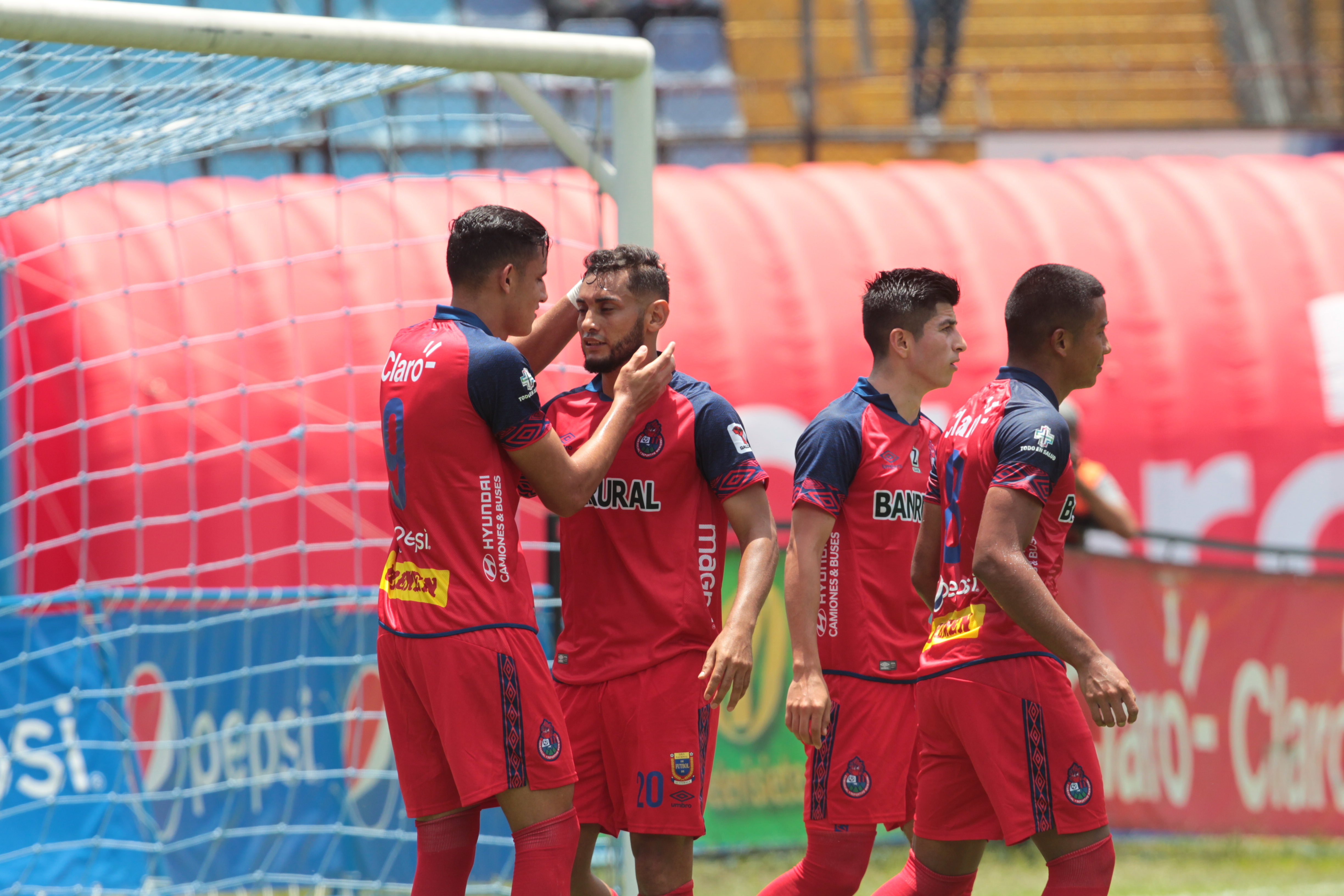 Los jugadores de Municipal José Carlos Martínez y Edi Danilo Guerra celebran el gol del triunfo en el Clásico 307. (Foto Prensa Libre: Norvin Mendoza)