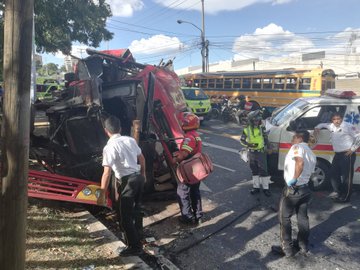 Socorristas observan el bus accidentado en la Avenida Hincapié. (Foto Prensa Libre: Bomberos Voluntarios). 