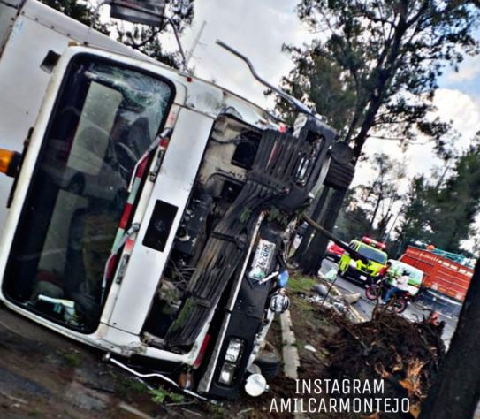 Camión accidentado en el Anillo Periférico este viernes 23 de agosto. (Foto Prensa Libre: Amílcar Montejo). 