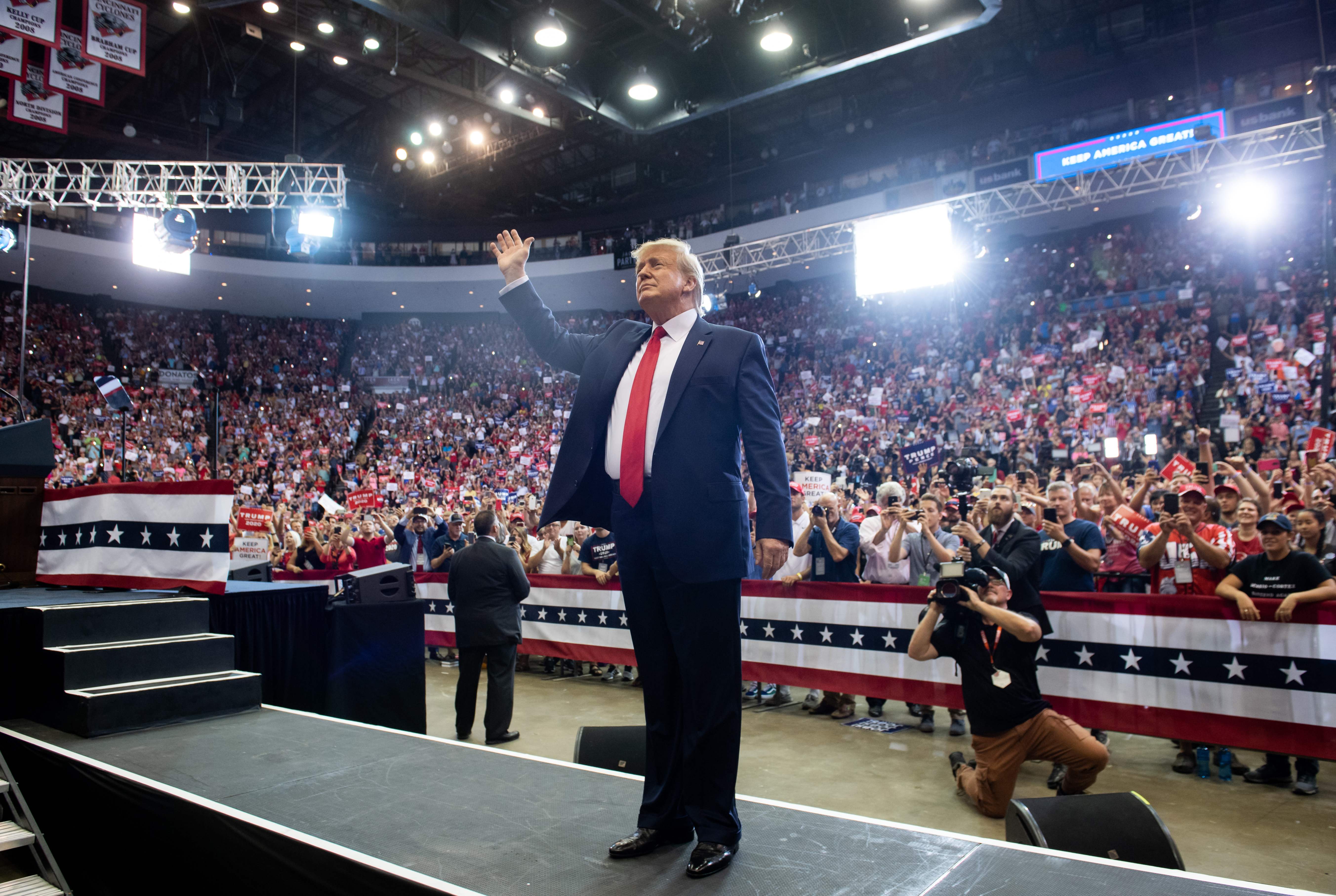 Donald Trump saluda a miles de simpatizantes en Cincinnati, Ohio. (Foto Prensa Libre: AFP)