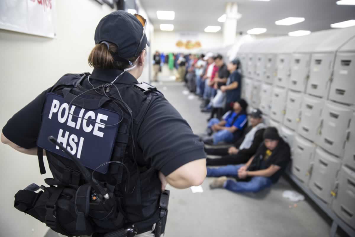 Agentes de ICE durante la redada en Misisipi el pasado 7 de agosto. (Foto Prensa Libre: Hemeroteca PL)