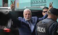 Panama's former president Ricardo Martinelli (L), detained a year ago on illegal wiretapping charges, flashes the V sign as he arrives at the judicial office in Panama City, on August 9, 2019. - Panama's public prosecutor asked a court Thursday to make an example of ex-president Ricardo Martinelli, who is accused of spying on political foes, and of graft. (Photo by Mauricio VALENZUELA / AFP)
