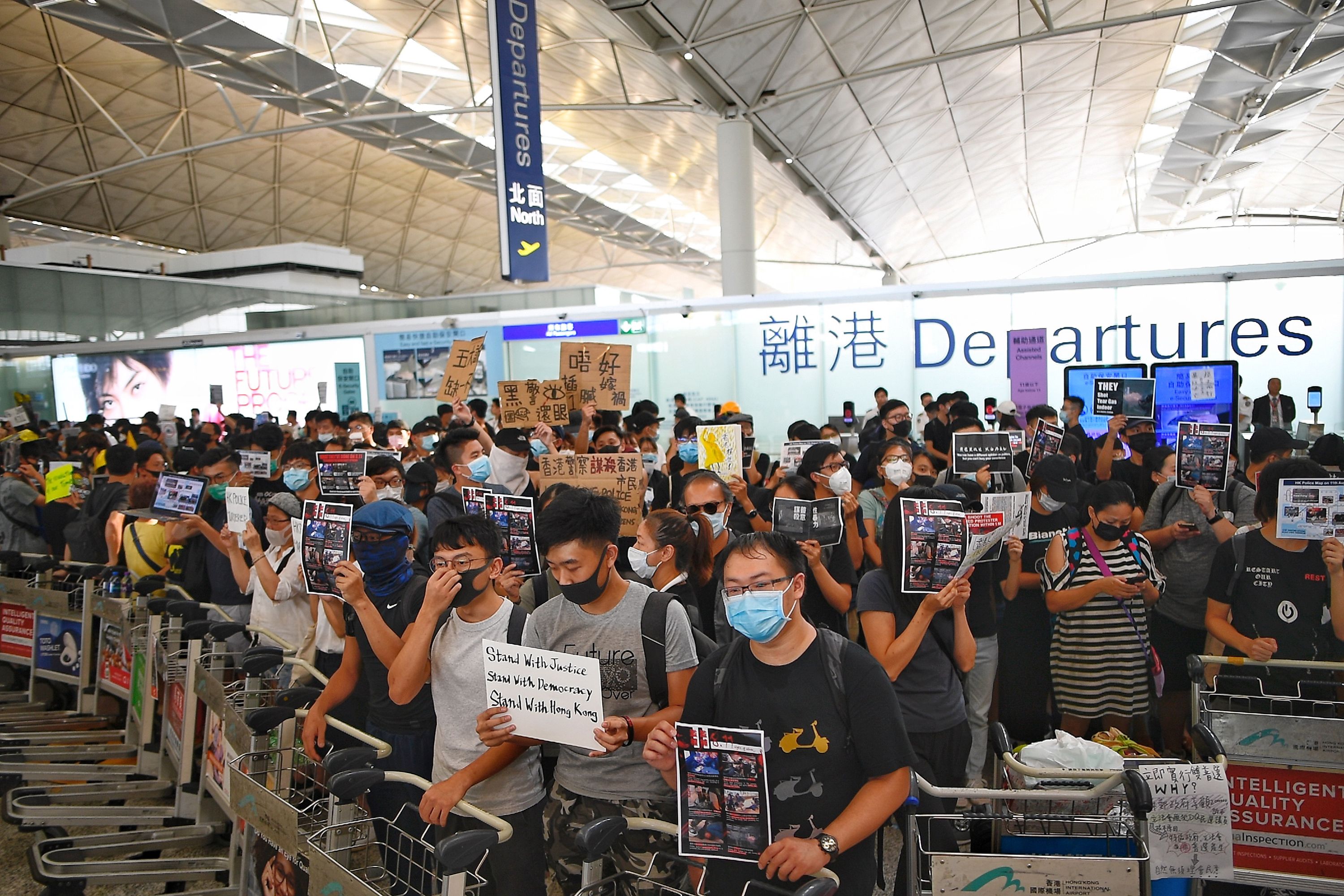 Los manifestantes de Hong Kong bloquearon las puertas de salida en rechazo a la brutalidad policial y a un controvertido proyecto de ley (Foto Prensa Libre AFP)