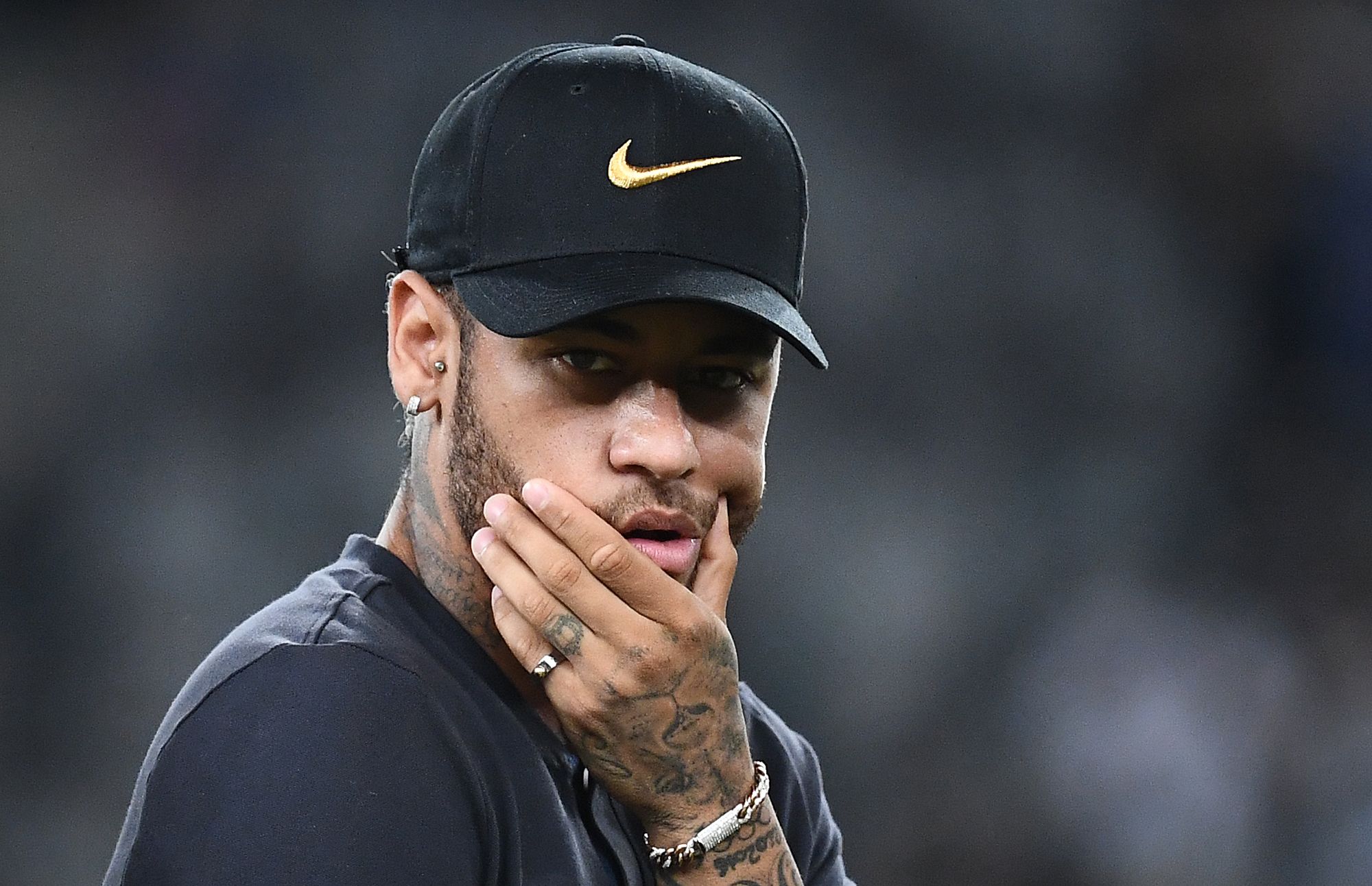 El brasileño Neymar espera que el Barcelona pueda hacer la transacción para regresar al equipo. (Foto Prensa Libre: AFP)