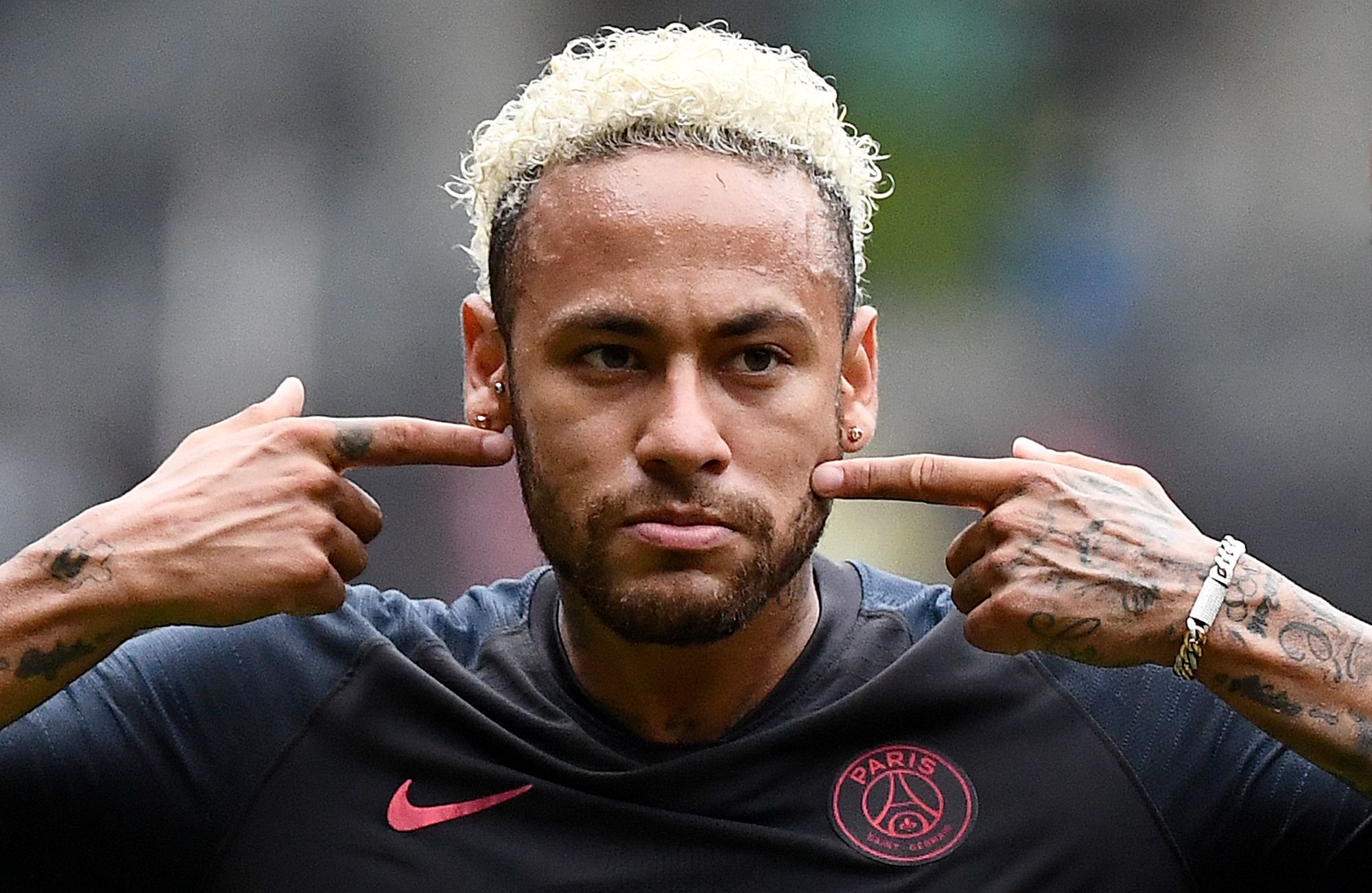 Neymar sigue en la mira del FC Barcelona. Las platicas para ficharlo siguen su curso. (Foto Prensa Libre: AFP)