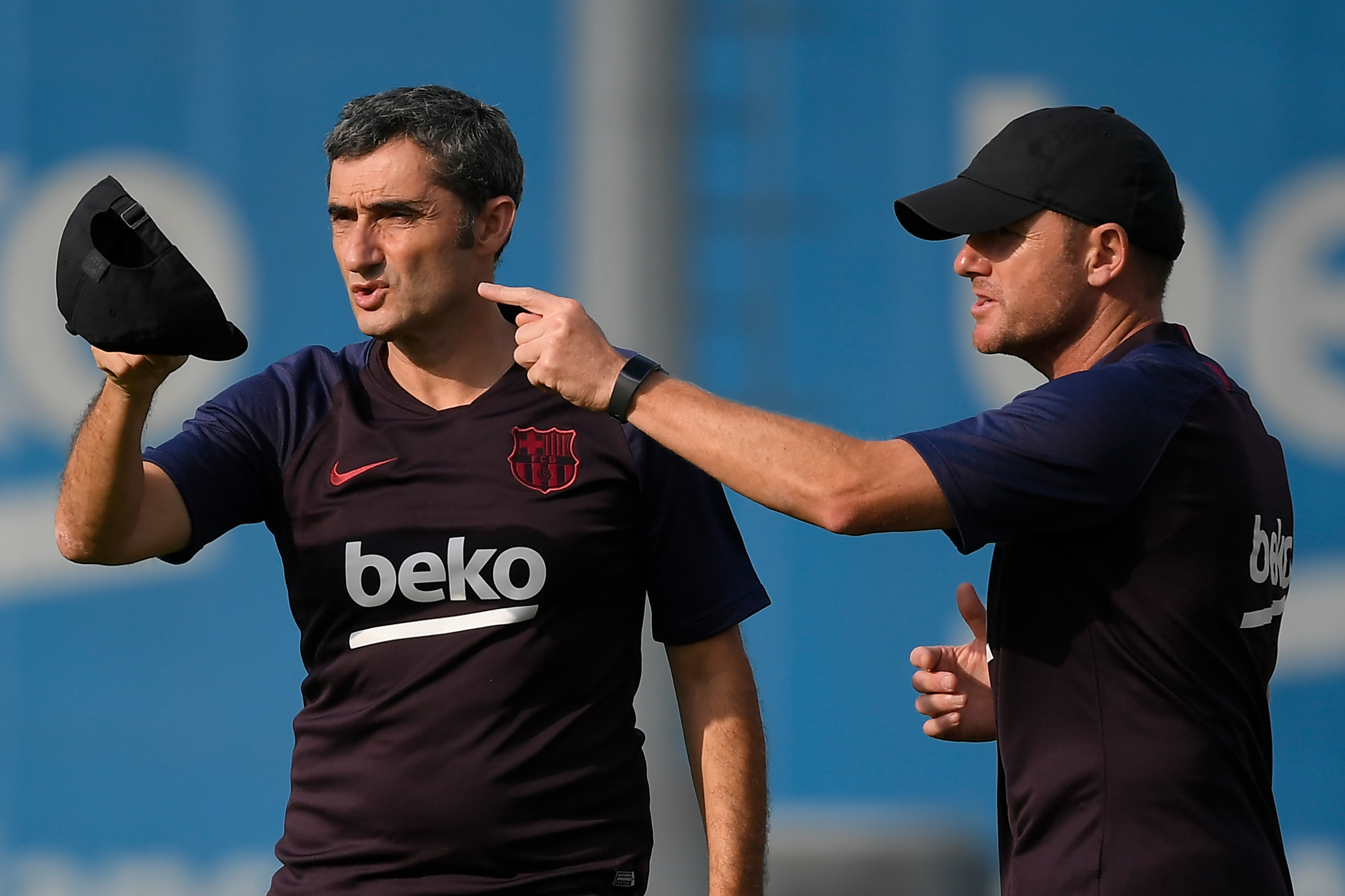 El técnico del Barcelona, Ernesto Valverde, espera llegar a mayo del 2020 con la opción de ganar los tres campeonatos. (Foto Prensa Libre: AFP)