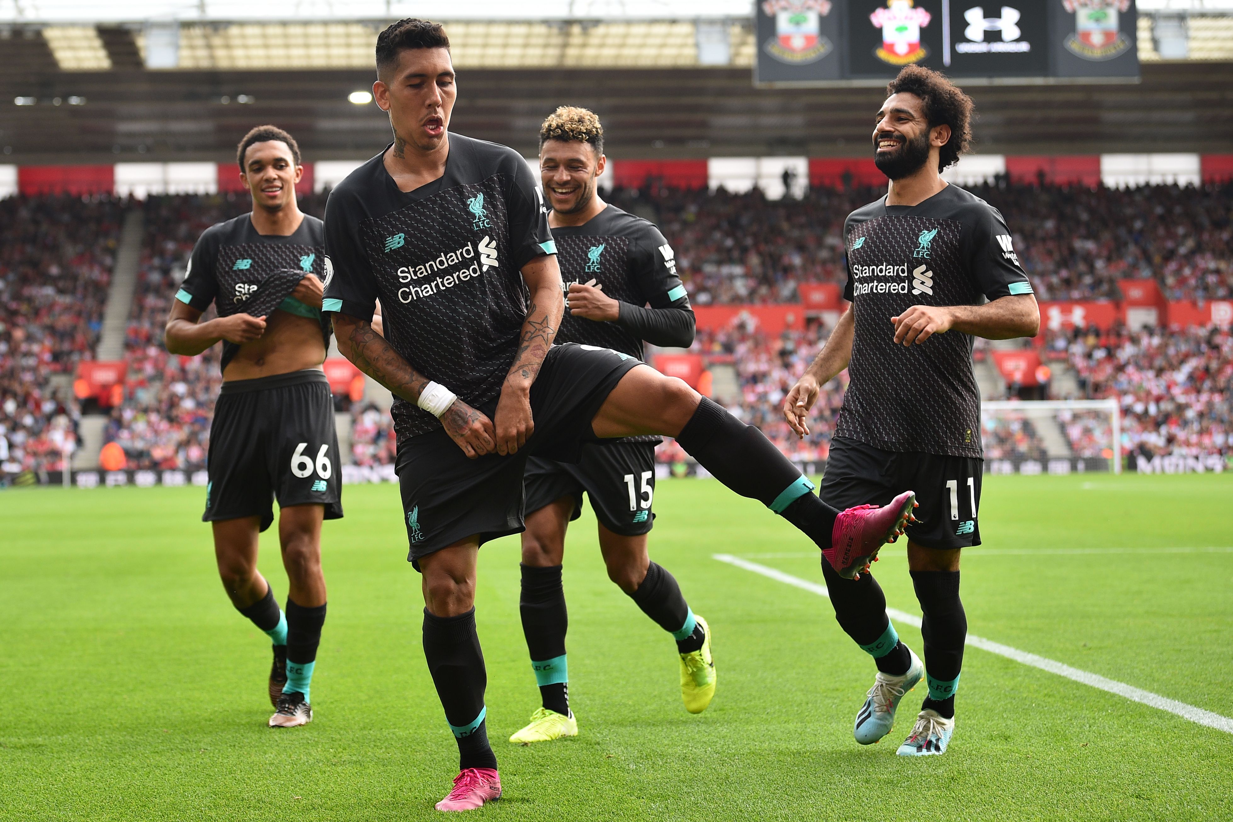 Los jugadores del Liverpool celebran el triunfo de su equipo. (Foto Prensa Libre: AFP)