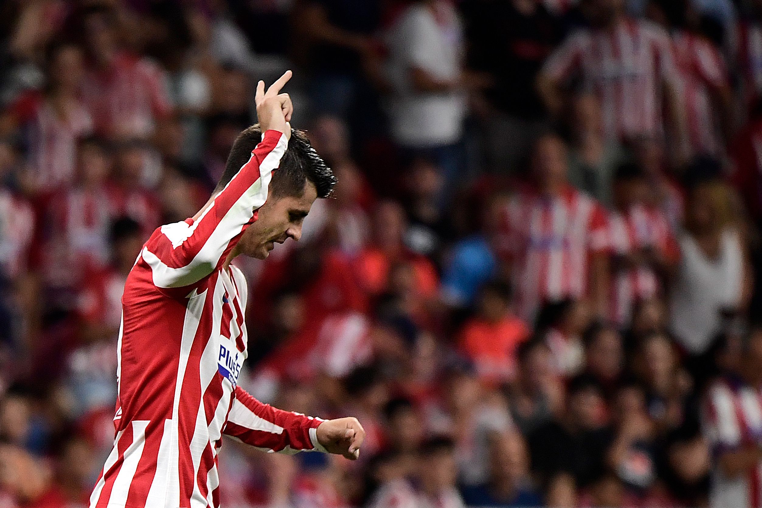 Alvaro Morata celebra el gol que le dio el triunfo al equipo colchonero. (Foto Prensa Libre: AFP)