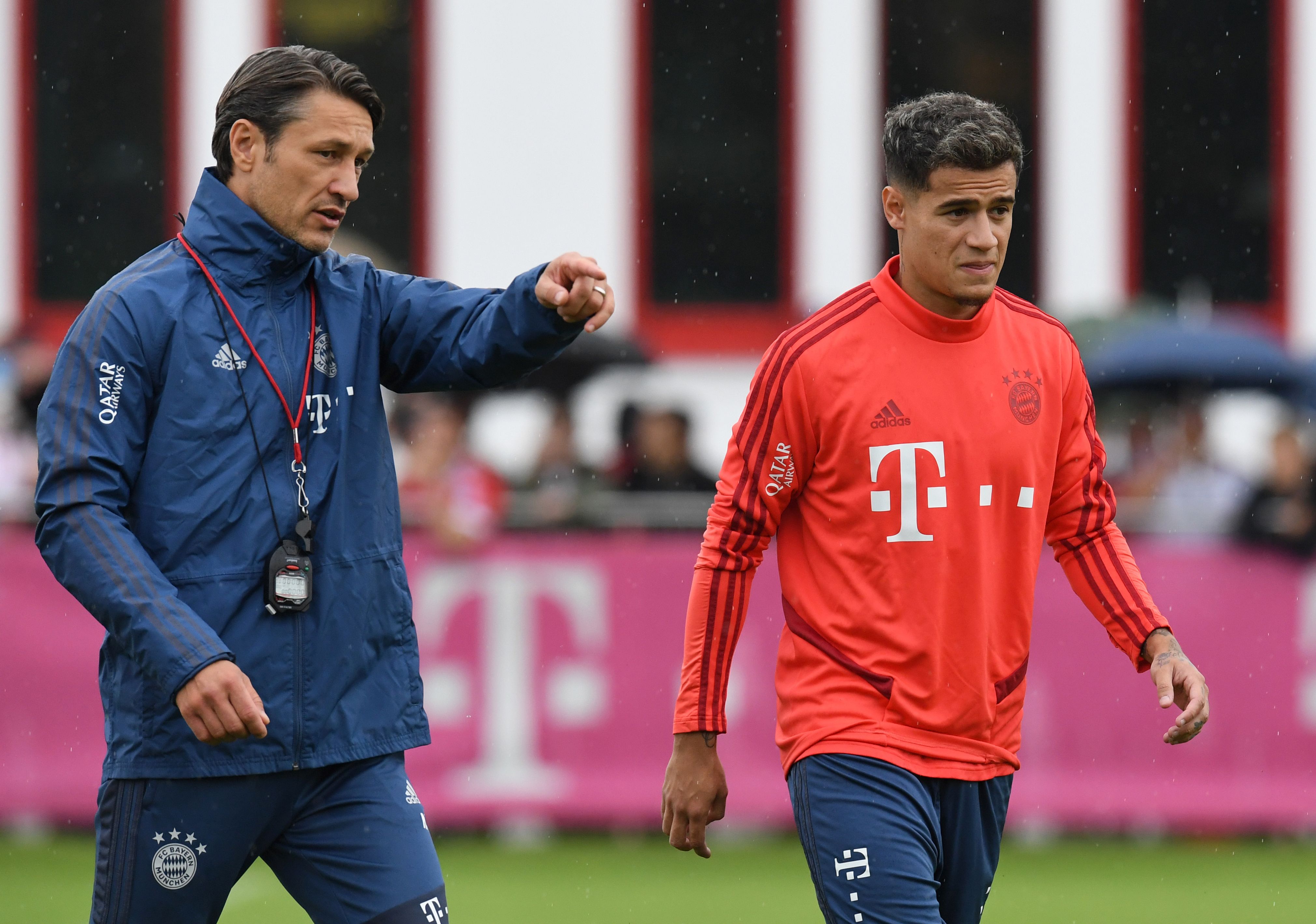 El mediocampista Philippe Coutinho junto a su entrenador Niko Kovac, durante la práctica del Bayern Múnich. (Foto Prensa Libre: AFP)