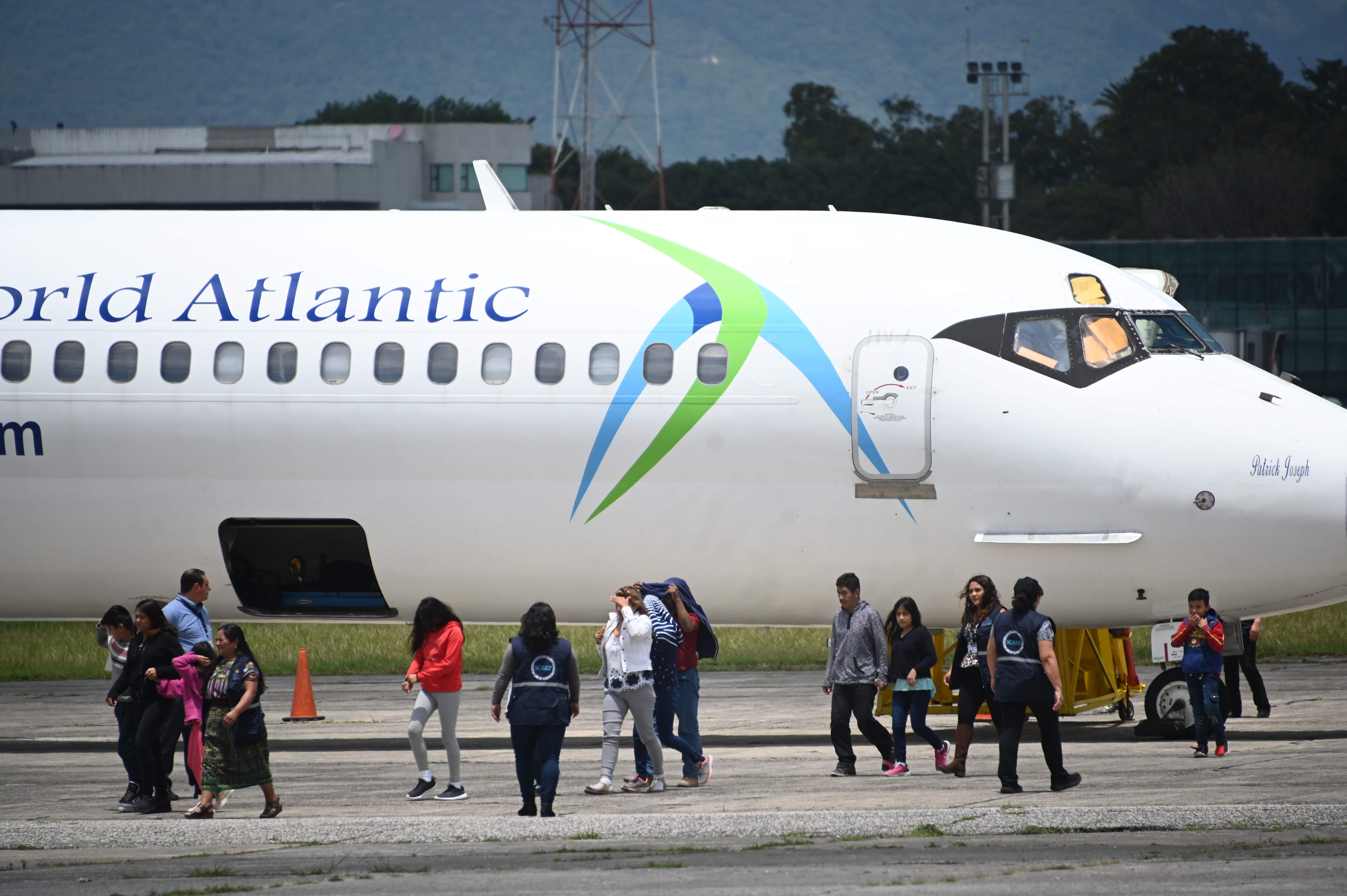 Los migrantes son deportados en avión desde los Estados Unidos. (Foto Prensa Libre: AFP)