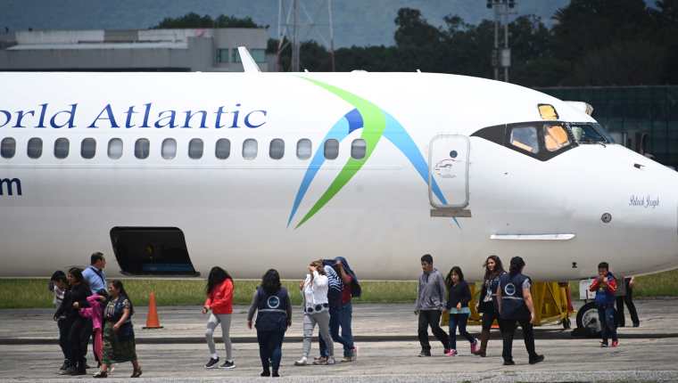 Los migrantes son deportados en avión desde los Estados Unidos. (Foto Prensa Libre: AFP)